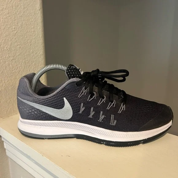 Nike Air Zoom Pegasus 33 Running Shoes Sz 7Y/8.5 Women’s Black/Grey834316-001 - Picture 2 of 9